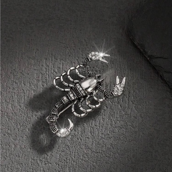 Gothic Scorpion Brooch Silver Tone Jewel Accent Engraved details new - Picture 1 of 6